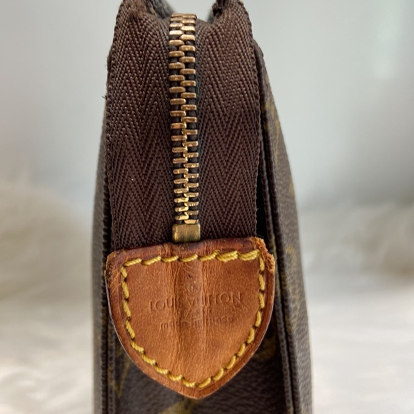 Louis Vuitton Monogram Toiletry Pouch 26 - Picture 3 of 9